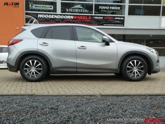 PLATIN VELGEN P69 ZWART GEPOLIJST GEMONTEERD ONDER EEN MAZDA CX 5 MET WINTERBANDEN