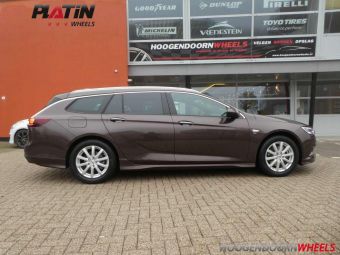 PLATIN P 69 17 INCH ZWART MET WINTERBANDEN GEMONTEERD ONDER EEN OPEL INSIGNIA