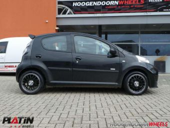 PLATIN VELGEN P61 BLACK LINE GEMONTEERD ONDER EEN PEUGEOT 107 IN 15 INCH 