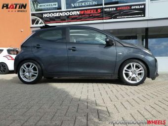 PLATIN VELGEN 16 INCH P64 ZILVER GEMONTEERD ONDER EN TOYOTA AYGO