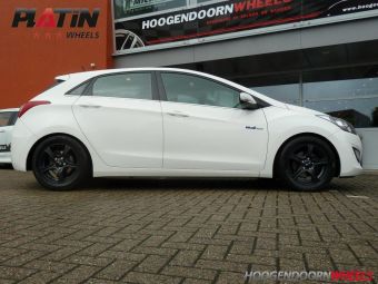 PLATIN WHEELS P 68 ZWART IN 16 INCH GEMONTEERD ONDER EEN HYUNDAI I30 