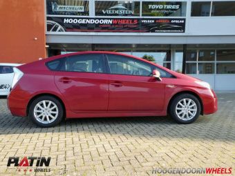 PLATIN VELGEN TYPE P-69 16 INCH GEMONTEERD ONDER EEN TOYOTA PRIUS 