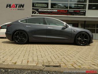 PLATIN VELGEN P71 19 INCH IN ZWART GEMONTEERD ONDER EEN TESLA MODEL 3