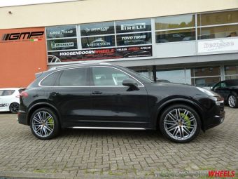 GMP DEDICATED PORSCHE TYPE TARGA 21 INCH GEMONTEERD ONDER EEN PORSCHE CAYENNE TURBO