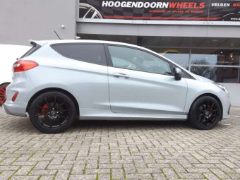 PROLINE WHEELS UX100 BLACK IN 17 INCH GEMONTEERD ONDER EEN FORD FIESTA 