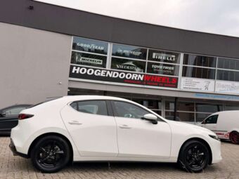 RC DESIGN RC30 BLACK IN 16 INCH GEMONTEERD ONDER EEN MAZDA 3