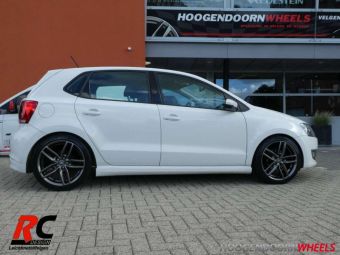 RC DESIGN VELGEN RC 29 ANTRACIET IN 17 INCH GEMONTEERD ONDER EEN VOLKSWAGEN POLO