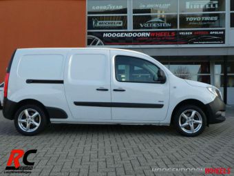 RC DESIGN VELGEN RC30 ZILVER 16 INCH GEMONTEERD ONDER EEN MERCEDES CITAN 