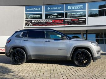 RC DESIGN VELGEN RC34 BLACK IN 20 INCH GEMONTEERD ONDER EEN JEEP COMPASS 