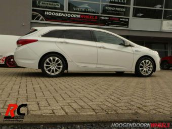 RS DESIGN WIELEN RC 23 ZILVER GEMONTEERD ONDER EEN HYUNDAI I40 