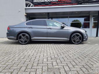 RC DESIGN RCD17 IN 19 INCH EN BLACK POLISHED GEMONTEERD ONDER EEN VOLKSWAGEN PASSAT 