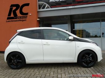 RC design velgen RC30 glanszwart gemonteerd onder een Toyota Aygo in 16 inch 