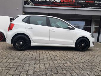 RH ALURAD VELGEN WM RAD IN BLACK EN 17 INCH GEMONTEERD ONDER EEN VOLKSAGEN POLO