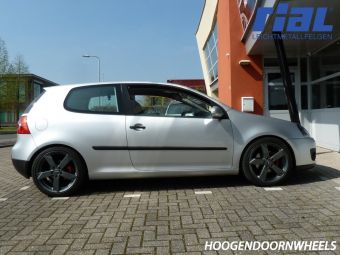 Rial wheels type Kodak gemonteerd in het antraciet 18 inch velgen VW Golf V