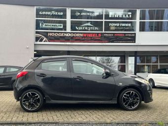 RIAL LUCCA DIAMOND BLACK POLISHED IN 16 INCH GEMONTEERD ONDER EEN MAZDA 2