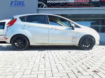 RIAL VELGEN LUCCA BLACK 17 INCH GEMONTEERD ONDER EEN FORD FIESTA 