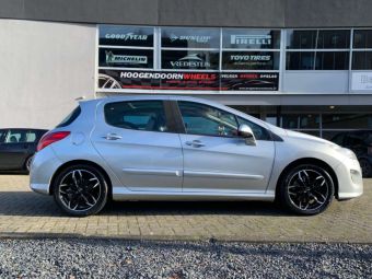 RIAL VELGEN LUCCA BP DIAMANT XWART GEPOLIJST IN 17 INCH GEMONTEERD ONDER EEN PEUGEOT 308