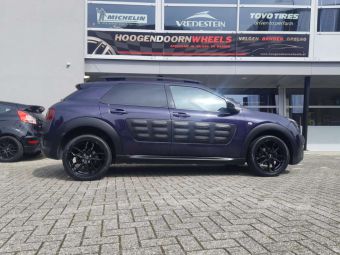 RIAL LUCCA BLACK IN 17 INCH GEMONTEERD ONDER EEN CITROËN C4 CACTUS