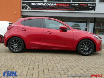 RIAL MILANO ANTRACIET VELGEN IN 16 INCH MET WINTERBANDEN GEMONTEERD ONDER EEN MAZDA 2