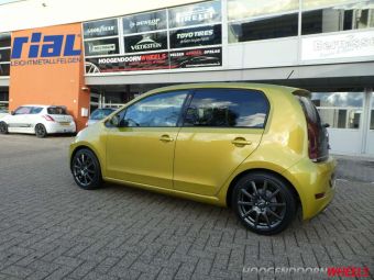 RIAL VELGEN MILANO ANTRACIET IN 16 INCH MET WINTERBANDEN GEMONTEERD ONDER EEN VW UP