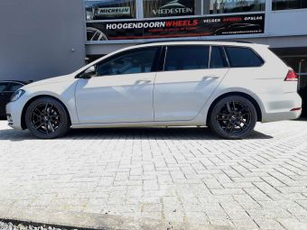 RIAL VELGEN ASTORGA IN 17 INCH BLACK GEMONTEERD ONDER EEN VOLKSWAGEN GOLF 