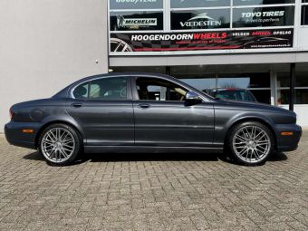 RIAL VELGEN KIBO IN 18 INCH METAL GREY GEMONTEERD ONDER EEN JAGUAR X TYPE 