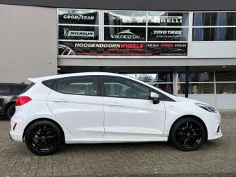 RIAL LUCCA VELGEN BLACK IN 17 INCH GEMONTEERD ONDER EEN FORD FIEST VII