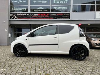 RIAL LUCCA VELGEN IN 17 INCH BLACK GEMONTEERD ONDER EEN PEUGEOT 107