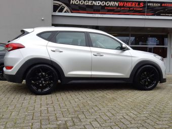 RIAL LUCCA VELGEN IN 19 INCH BLACK GEMONTEERD ONDER EEN HYUNDAI TUCSON