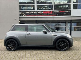 RIAL LUCCA VELGEN BLACK IN 17 INCH GEMONTEERD ONDER EEN MINI