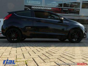 RIAL VELGEN TYPE LUCCA IN 17 INCH ZWART GEMONTEERD ONDER EEN FORD FIESTA