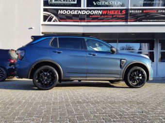 RIAL VELGEN LUCCA BLACK IN 19 INCH GEMONTEERD ONDER EEN LYNK&CO 