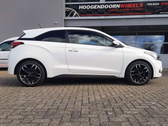 RIAL VELGEN LUCCA IN 17 INCH ZWART GEPOLIJST GEMONTEERD ONDER EEN HYUNDAI I20 