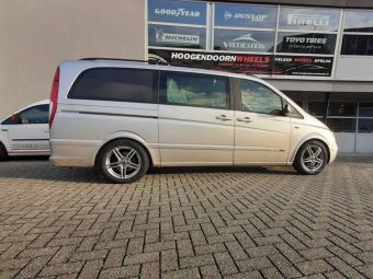 RIAL VELGEN M10 GREY IN 17 INCH MET WINTERBANDEN GEMONTEERD ONDER EEN MERCEDES VIANO 