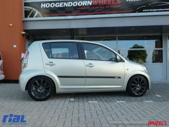 RIAL MILANO VELGEN ANTRACIET IN 16 INCH GEMONTEERD ONDER EEN DAIHATSU SIRION 