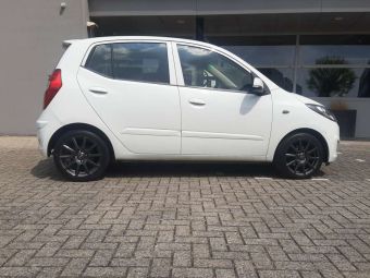 RIAL VELGEN MILANO IN 15 INCH TITANIUM GEMONTEERD ONDER EEN HYUNDAI I10