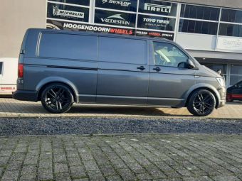 RIAL VELGEN X 10 BLACK GEMONTEERD IN 18 INCH ONDER EEN VOLKSWAGEN T5