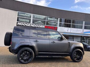 ROMAC CATALINA GLOSS BLACK IN 22 INCH GEMONTEERD ONDER EEN LAND ROVER DEFENDER
