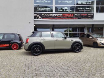 RONAL R46M BLACK IN 17 INCH GEMONTEERD ONDER EEN MINI COOPER