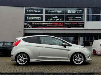 RONAL R46M SILVER IN 17 INCH GEMONTEERD ONDER EEN FORD FIESTA VI