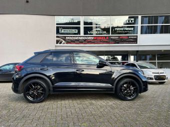 RONAL VELGEN R46M IN 18 INCH BLACK GEMONTEERD ONDER EEN VOLKSWAGEN T-ROC