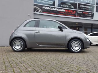 RONAL R10 VELGEN IN BLACK POLISHED GEMONTEERD ONDER EEN FIAT 500 