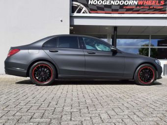 RONAL VELGEN R54 MCR IN 17 INCH BLACK RED LIP GEMONTEERD ONDER EEN MERCEDES C KLASSE 