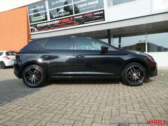 ROSSO VELGEN RR8 17 INCH GEMONTEERD IN ZWART GEPOLIJST ONDER EEN SEAT