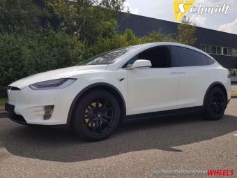 SCHMIDT DRAGO VELGEN IN 20 INCH BREEDSET ZWART GEMONTEERD ONDER EEN TESLA X BIJ ONS MONTAGE ADRES IN UTRECHT 