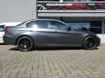 SOLEIL VELGEN LXM ZWART MET GEPOLIJSTE LIP GEMONTEERD ALS BREEDSET ONDER EEN BMW 3 SERIE