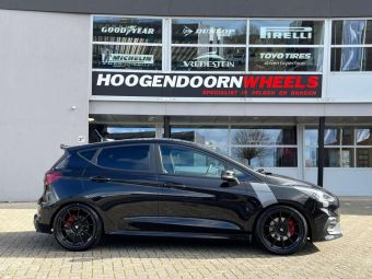 SPARCO ASSETTO GARA MATT BLACK IN 18 INCH GEMONTEERD ONDER EEN FORD FIESTA