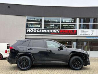 SPARCO STERRATO MATT BLACK IN 17 INCH GEMONTEERD ONDER EEN TOYOTA RAV 4