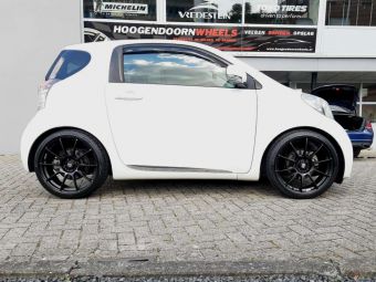 SPARCO WHEELS ASSETTO GARA 18 INCH MATT BLACK GEMONTEERD ONDER EEN TOYOTA IQ