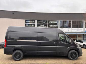 SUPERMETAL RIG MATT BLACK IN 17 INCH GEMONTEERD ONDER EEN PEUGEOT BOXER